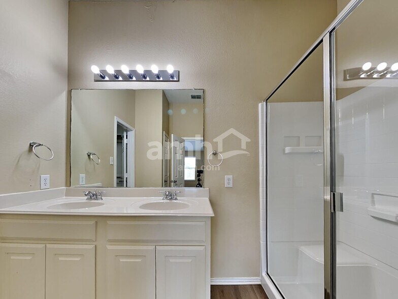 Building Photo - 4004 Heavenly Way