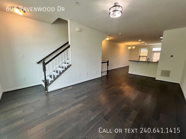 Building Photo - 693 Ravenwood Dr