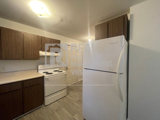 Building Photo - 631 Maplewood Dr