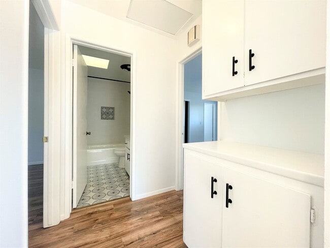 Building Photo - Remodeled Single Level Duplex!