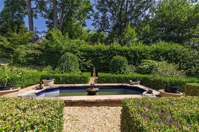 Building Photo - 2538 Parkside Dr NE