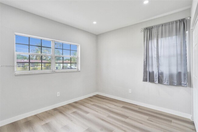 Building Photo - 6860 SW 18th Ct