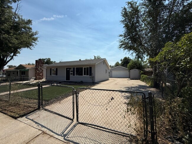 Building Photo - 1137 Pando Ave