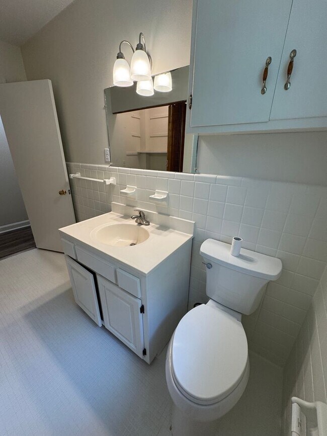 Building Photo - Renovated 4/3 House in North Hills- $1,995