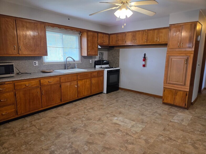 Building Photo - 144 Raphael Rd