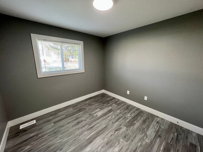 Building Photo - Massive Space! 4 Bedrooms 2 Bathrooms - Cr...