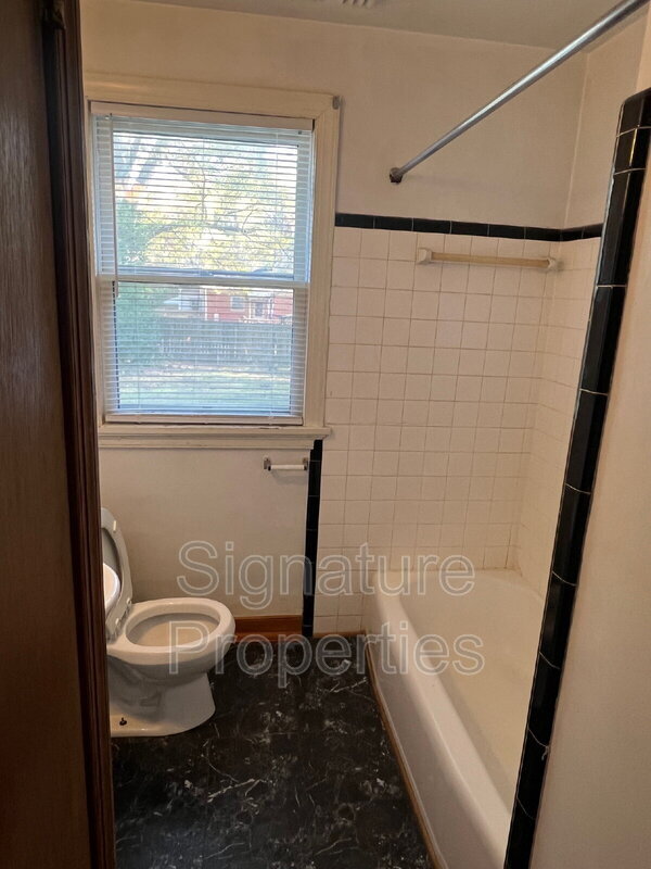 Building Photo - 135 N Oak Ave