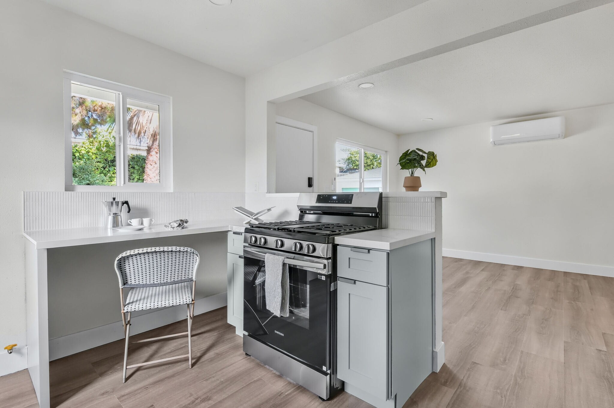 open for entertaining - 9213 Earl St