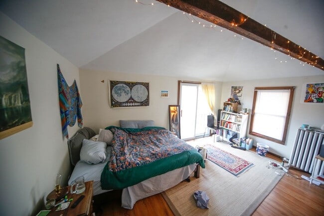 Building Photo - 107 Howe St