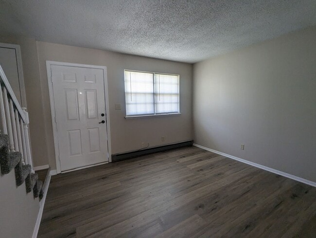Building Photo - 2 Bedroom/1.5 Bathroom Townhouse in South ...