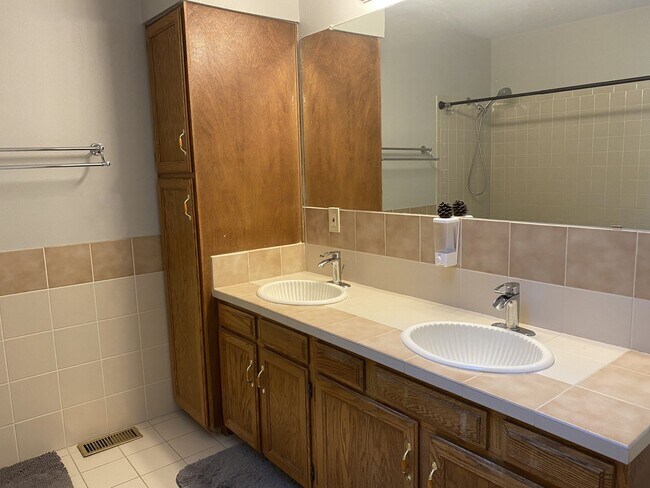 Building Photo - 2 bedroom westside - Rockrimmon