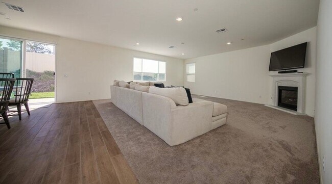 Building Photo - Beautiful 3-Bedroom, 2.5-Bathroom Home for...