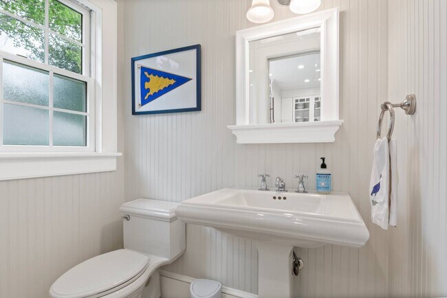 Building Photo - 61 Jennings Ave