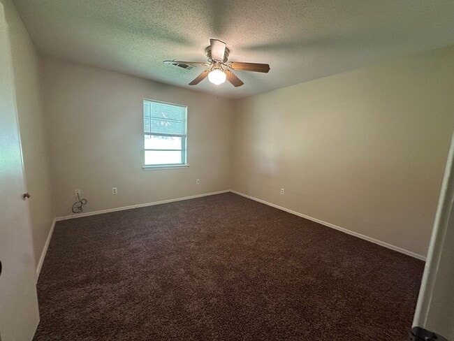 Building Photo - Introducing a charming 3-bedroom, 2-bathro...