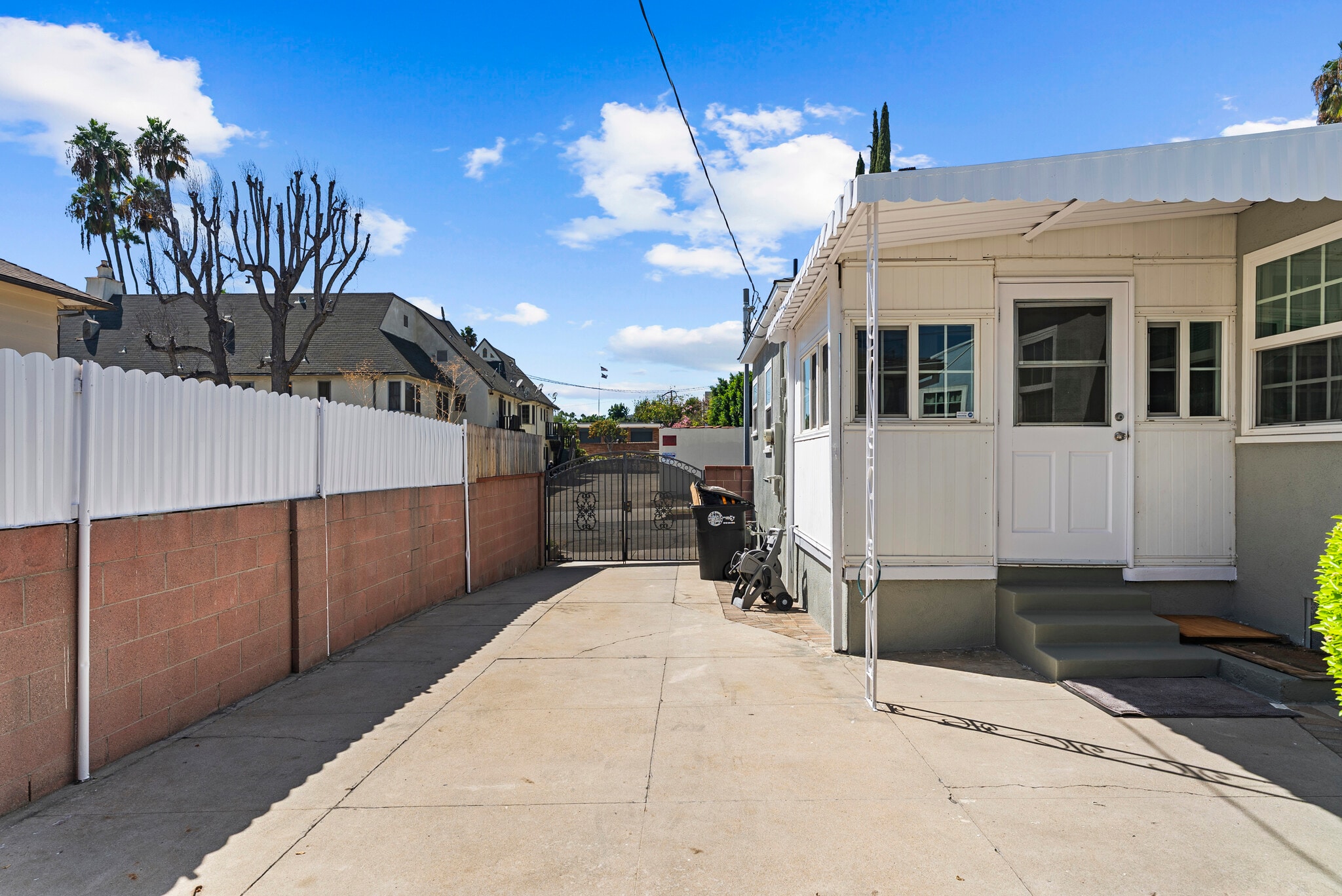 Building Photo - 550 Clement Dr