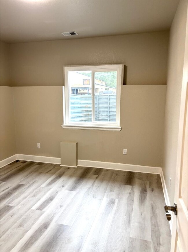 Building Photo - Stunning 4 bed 2 bath rental near Regis in...