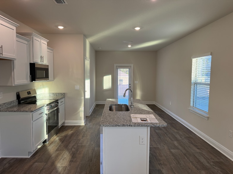 Building Photo - 13762 Logan Pl