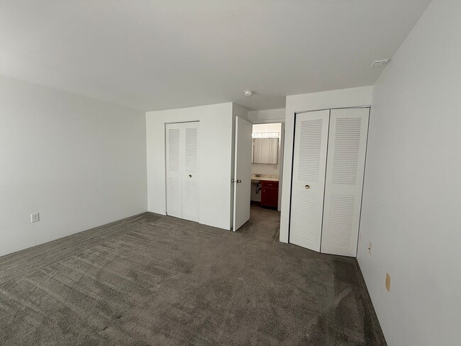 Building Photo - Downtown One Bedroom Apartment - Most Util...