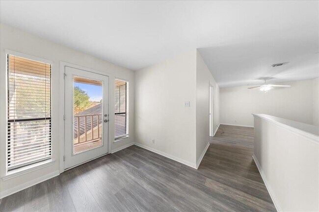 Building Photo - 10900 Crown Colony Dr