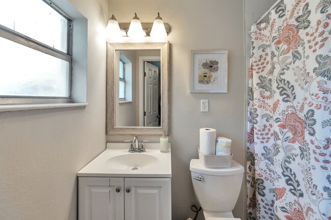 Building Photo - 3202 E Jean St