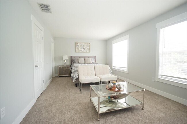 Building Photo - 8815 Royal Enclave Blvd
