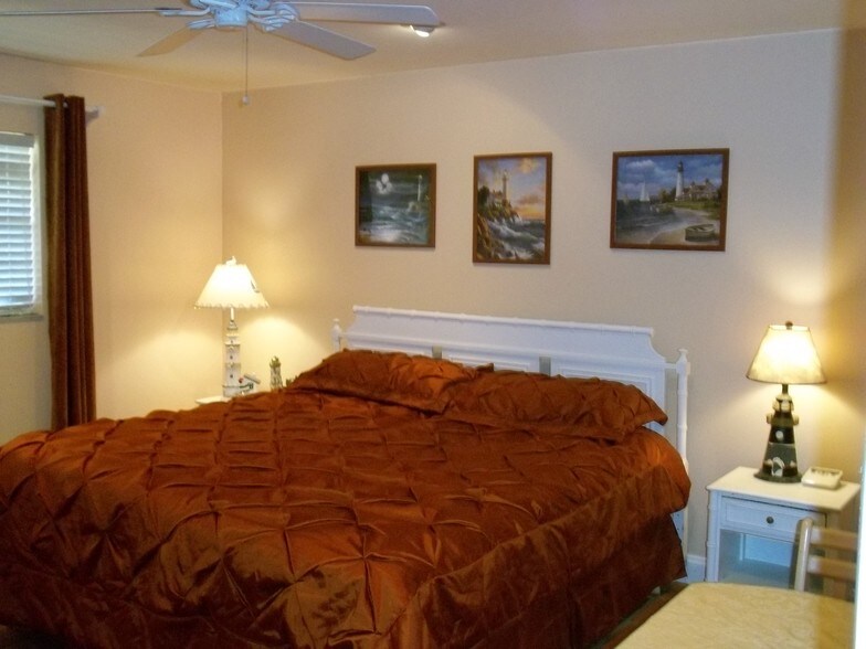 master bedroom - 1475 Curlew Ave