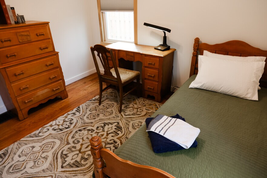 Building Photo - 5106 Rosslyn Ave