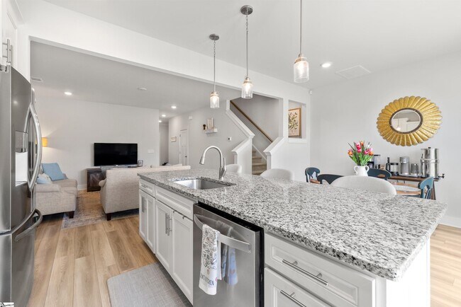 Building Photo - 127 Shallons Dr