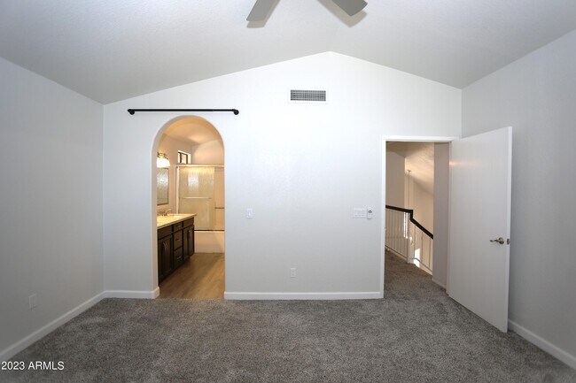 Building Photo - 924 E Manor Dr