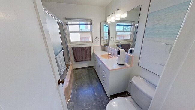 Building Photo - Amazing and Spacious 3 bed / 2 bath home! ...