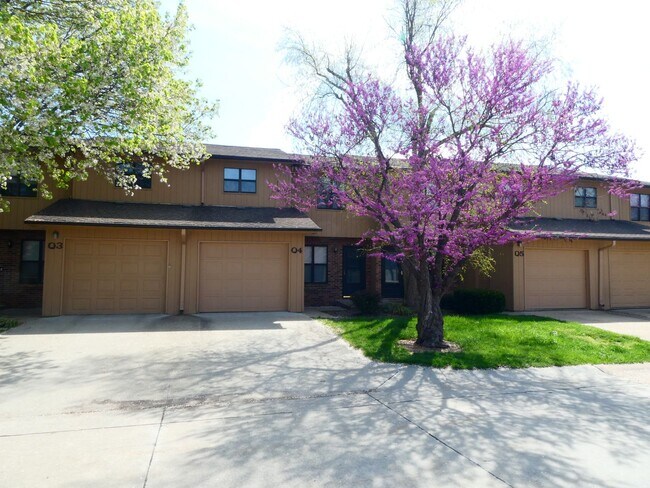 Building Photo - 3 Bedroom 2.5 Bath- Off Broadway Condominiums