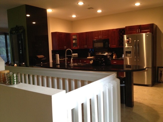 Building Photo - 2725 NE 8th Ave