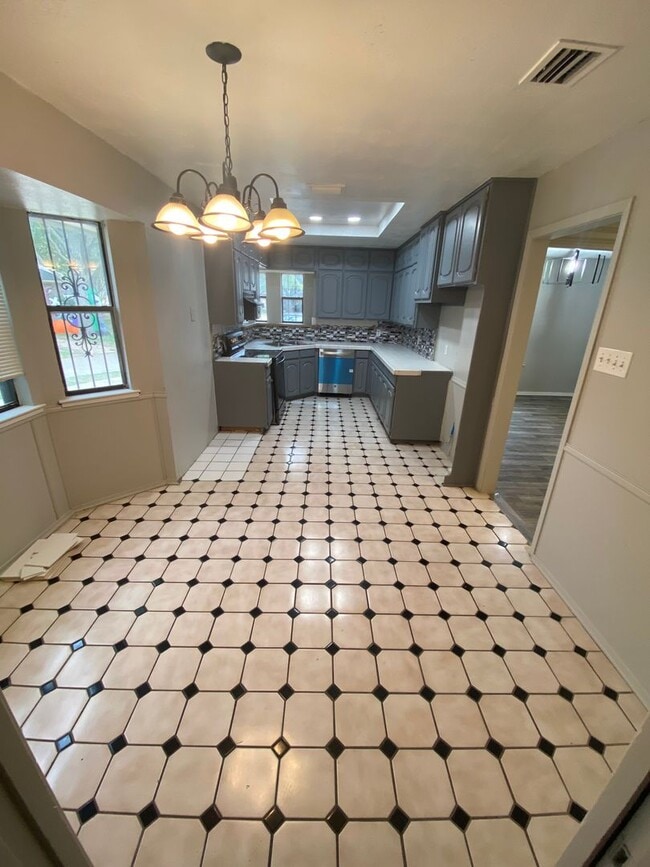 Building Photo - Blend of comfort and convenience