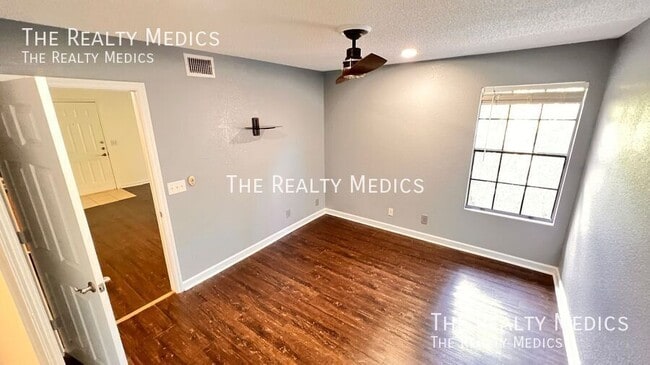 Building Photo - 415 Lakepointe Dr