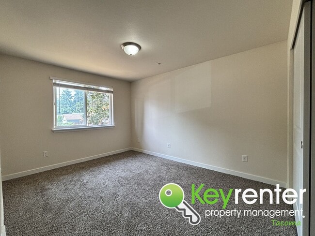 Building Photo - Spacious 3-Bedroom Home in Quiet Lakewood ...