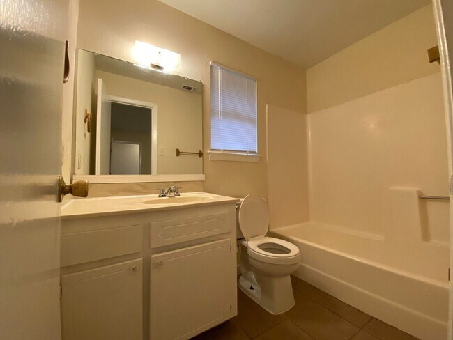 Building Photo - Charming 3 bed/2 bath home for rent in the Old River Manor subdivision in Channelview,