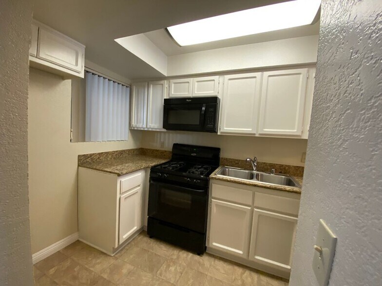 Building Photo - 1140 Winchester Ave