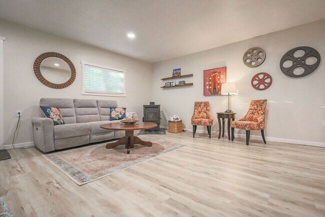 Building Photo - Full Furnished, Cozy Country Cottage Avail...