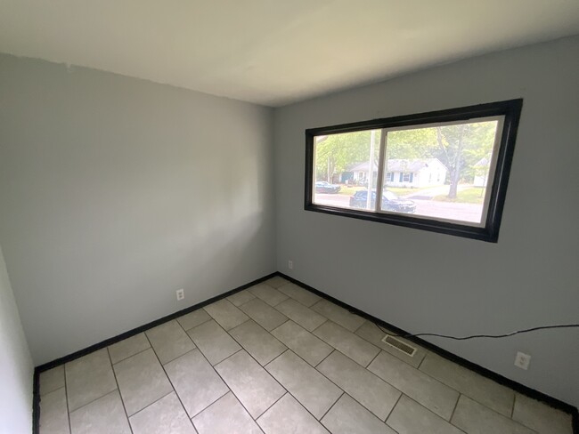 Building Photo - 905 Southmoor Dr