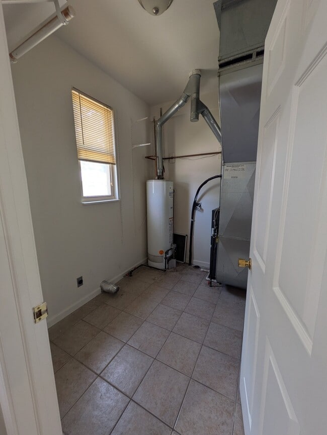 Building Photo - 440 Robbe Ave