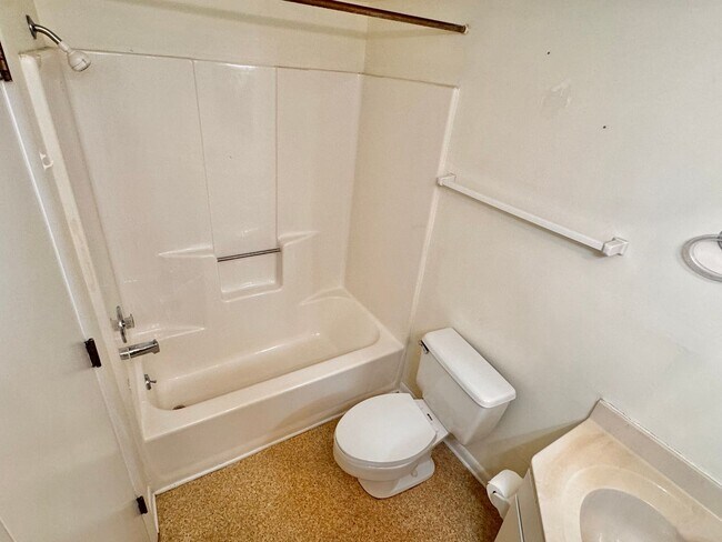 Building Photo - 2 Bedroom/2 Bath Condo near shopping with den, community Pool and more!