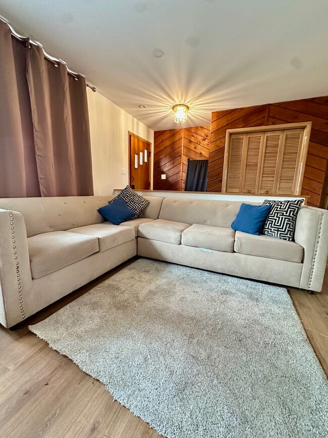 Building Photo - 3210 Vista Terrace