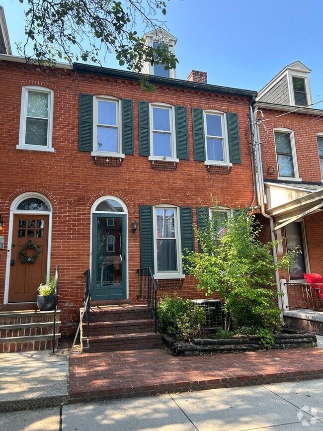 Building Photo - Beautiful 3 Bedroom, 1.5 Bath - 2 Car Deta...