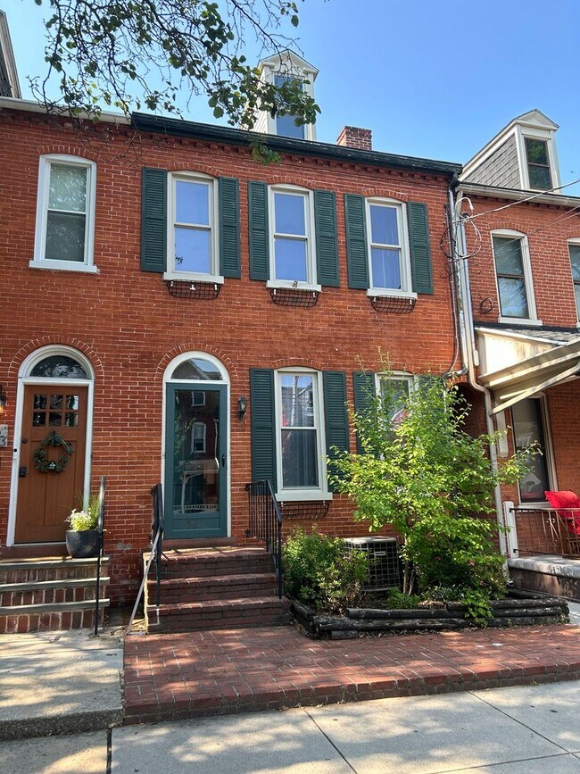 Primary Photo - Beautiful 3 Bedroom, 1.5 Bath *2 Car Detac...