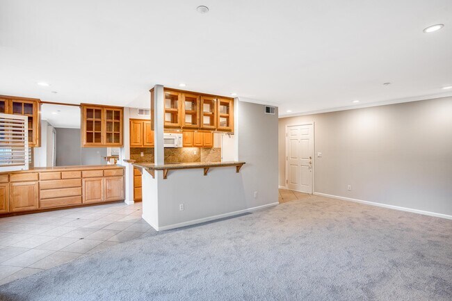 Building Photo - 20 Willow Rd