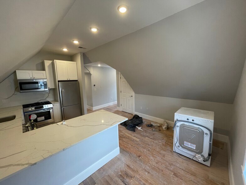 Building Photo - 158 Morrison Ave