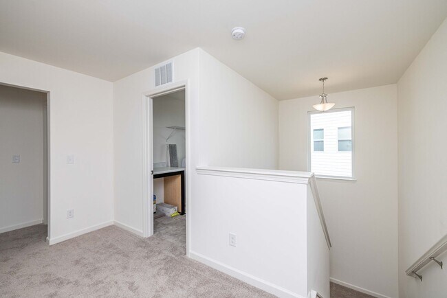 Building Photo - 724 Scotch Meadows Loop