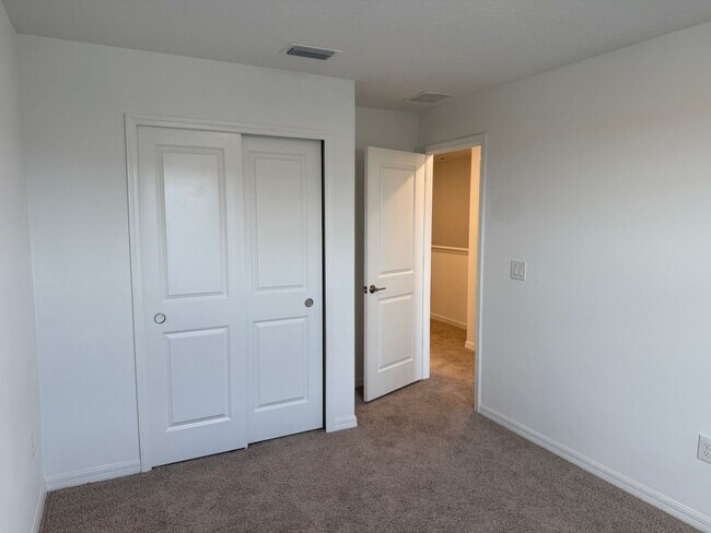 Building Photo - 3 Bedroom 2.5 Bath Townhouse W/1 Car garag...