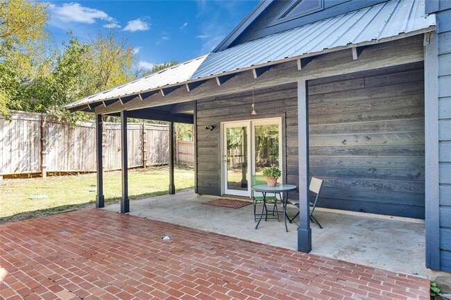 Building Photo - 10110 Lake Ridge Dr