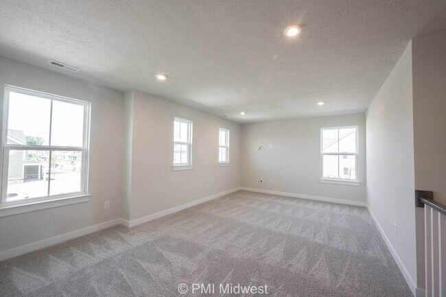 Building Photo - "Spacious 5-Bedroom Retreat with 2.5 Baths...